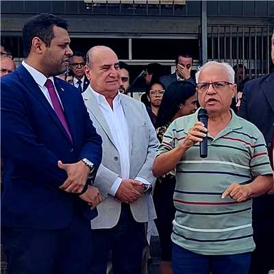 Na imagem o presidente da Câmara de Vereadores, Paulo Carqueija, ao lado do presidente da OAB de Ilhéus, o senhor Jackson Cupertino.